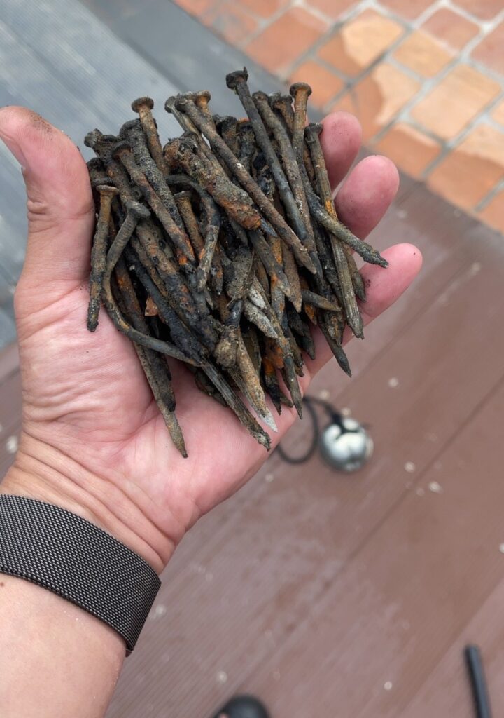 台中大安海域鐵釘滿布 遊客戲水慘濺血 3 S 384024625