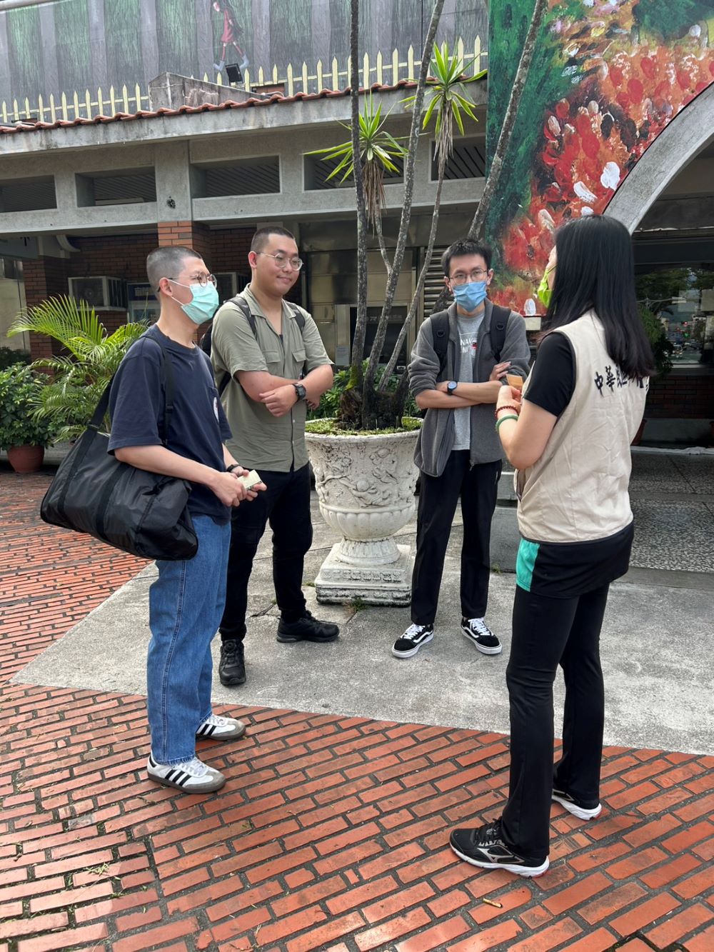 歡送入營、與徵屬有約 宜蘭軍服站服務不間歇 2 《圖說》宜蘭縣軍人服務站幹事周菊芬於宜蘭火車站歡送役男入營。〈宜蘭軍服站提供〉