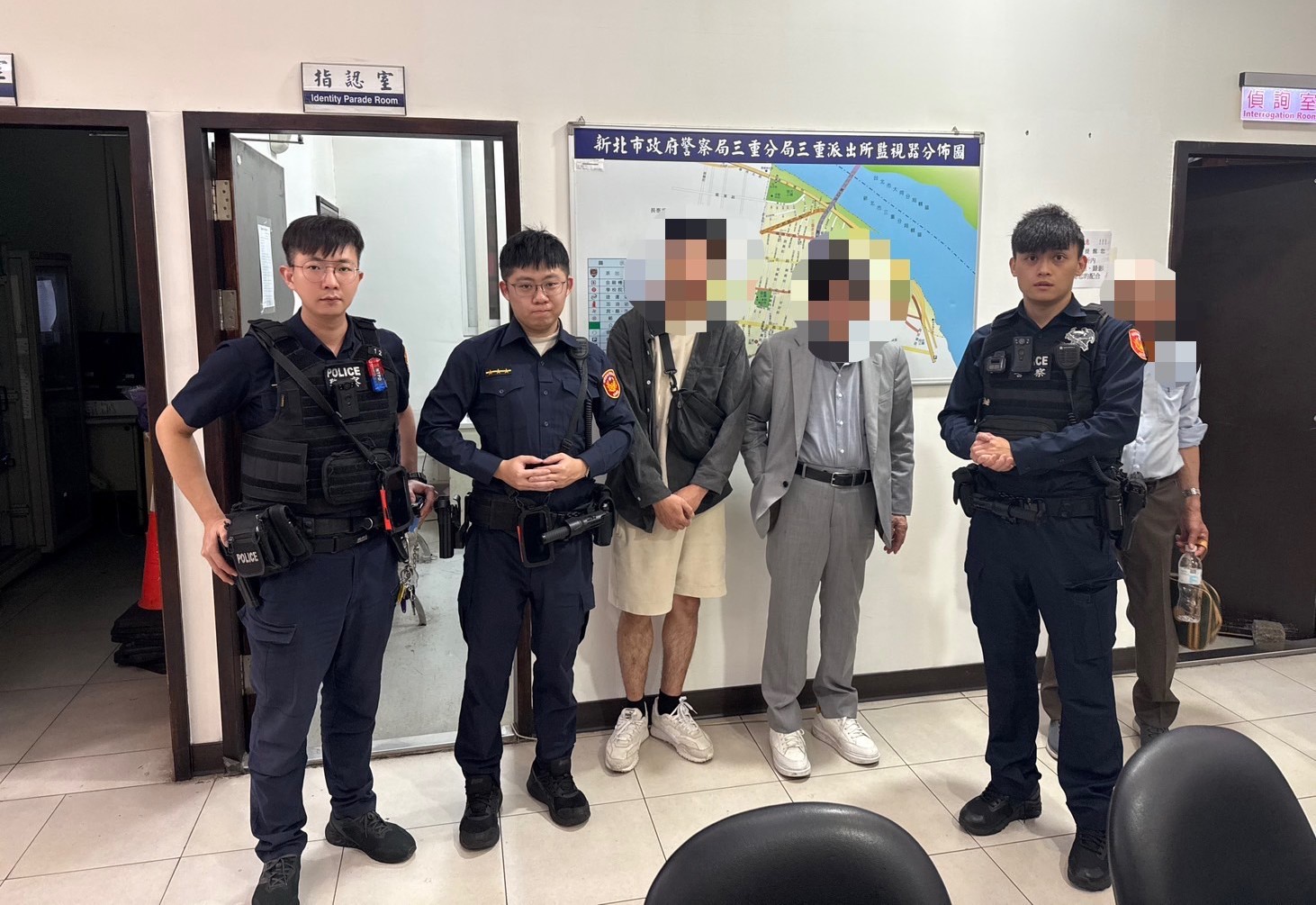 七旬日翁跨海尋愛子 三重警助圓25年未見遺憾 1 《圖說》在場協助的員警替父子能團聚感到開心,一同合影留念。〈三重分局提供〉