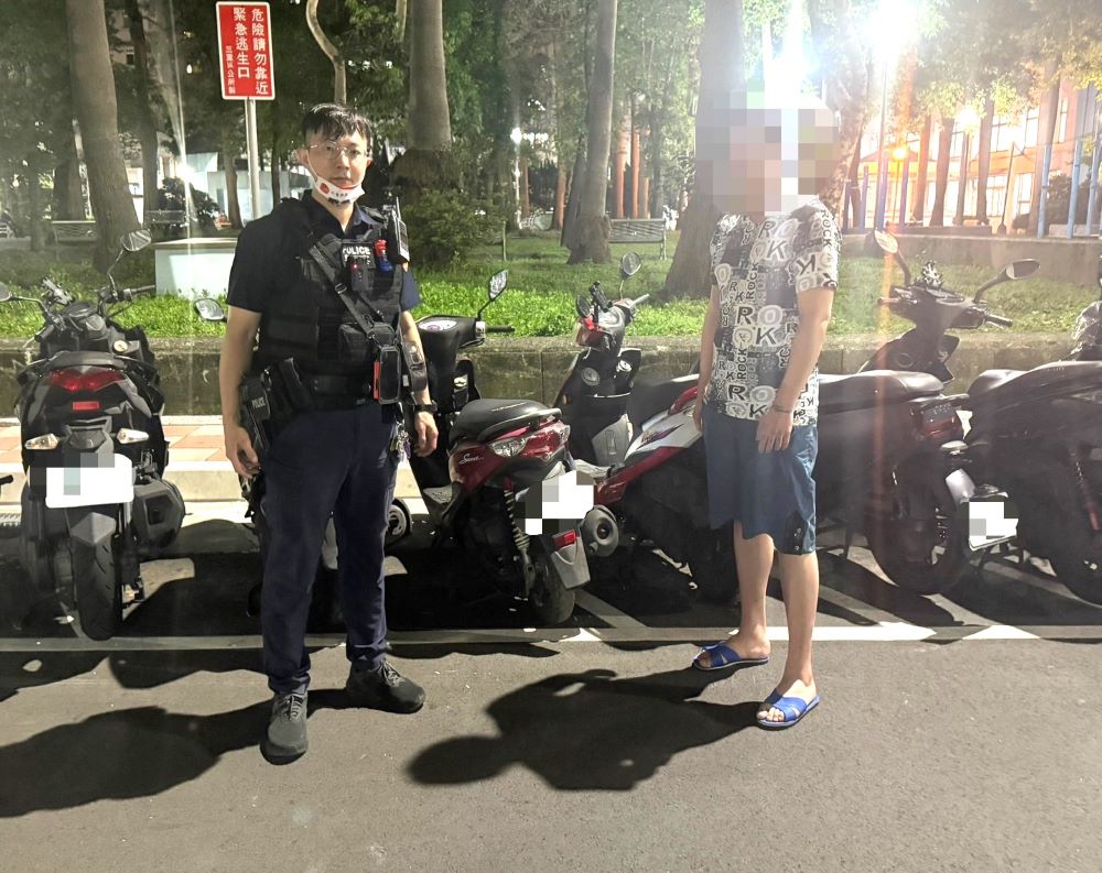 機車遺失6年 三重警敏銳察覺找到主人了 1 《圖說》一輛遺失6年的重機車,由於員警的敏銳觀察與細心,與主人團聚。〈三重分局提供〉
