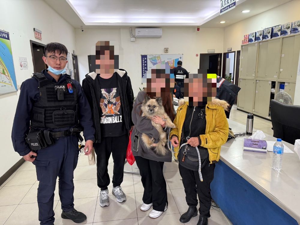 毛寶貝路邊遊蕩 三重警智掃晶片找回飼主 1 《圖說》毛寶貝失而復得,失主高興得與員警合影。〈三重分局提供〉