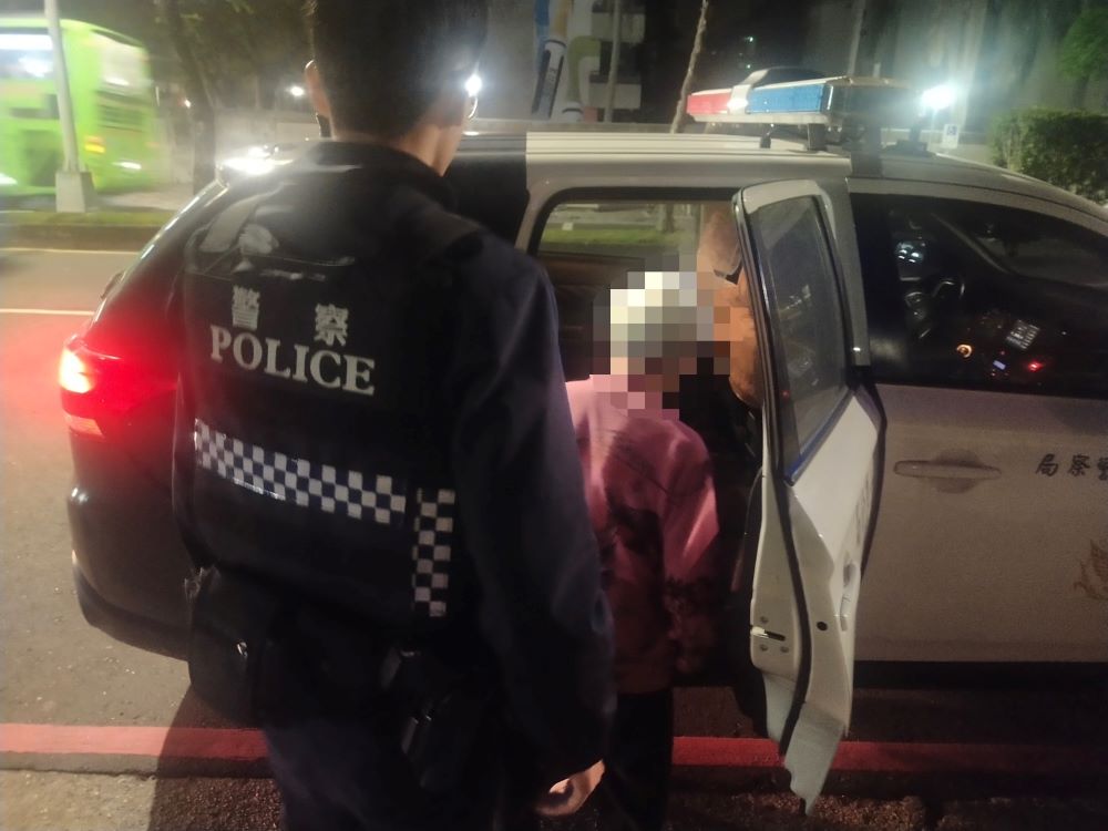 半夜獨自散心迷路 三重警溫馨護送9旬嬤安抵家門 1 《圖說》三重警以警車護送9旬嬤返家。〈三重分局提供〉