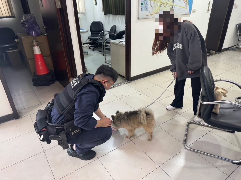 毛寶貝路邊遊蕩 三重警智掃晶片找回飼主 2 《圖說》員警將小狗帶回安置在派出所內,並飼餵食物。〈三重分局提供〉