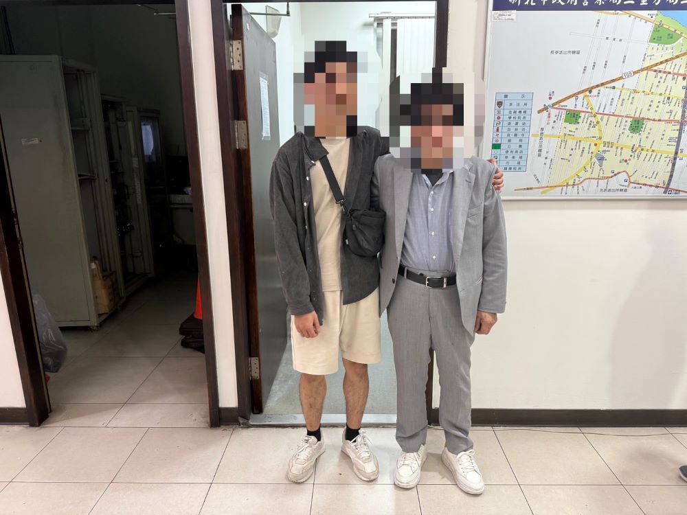 七旬日翁跨海尋愛子 三重警助圓25年未見遺憾 2 《圖說》父子開心合影。〈三重分局提供〉
