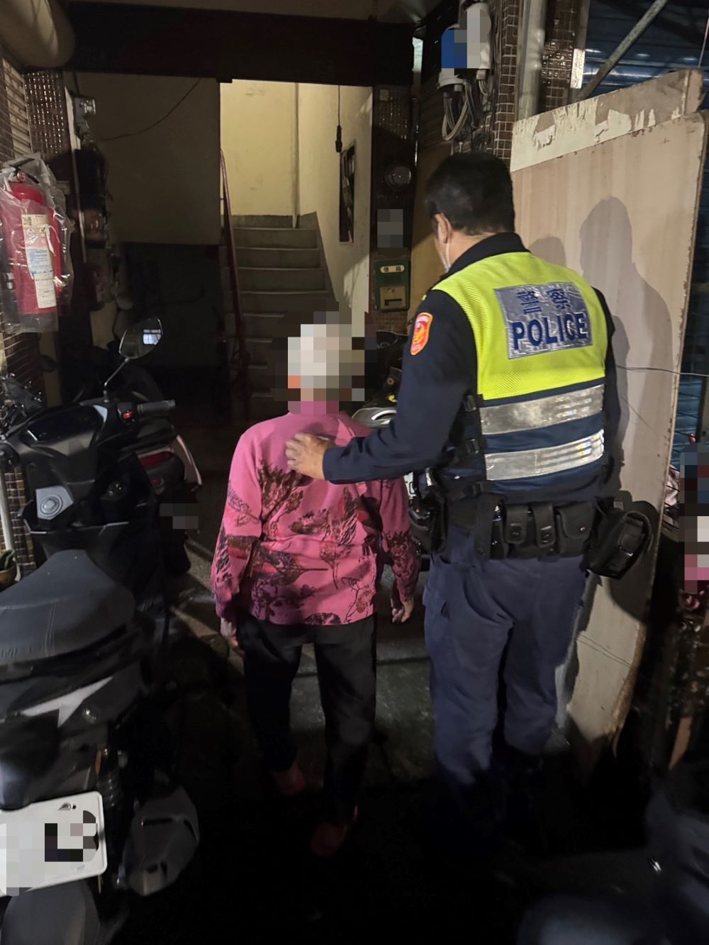 半夜獨自散心迷路 三重警溫馨護送9旬嬤安抵家門 2 《圖說》員警陪伴阿嬤聊天,安撫情緒,請她張慢慢回想自己的住處。〈三重分局提供〉