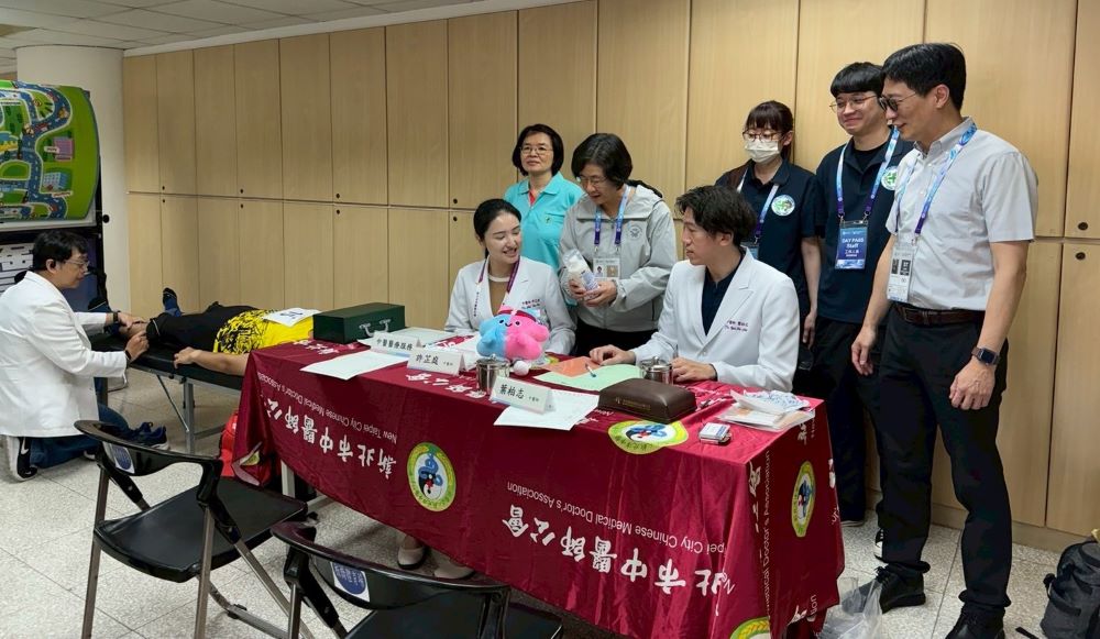 世壯運亮點 新北中醫義診服務強化醫療防護網 1 《圖說》中醫義診服務,協助來自世界各國的參賽選手即時處理運動傷害,強化國內外參與者對中醫的認識與信賴,衛生局長陳潤秋關心中醫服務站。〈衛生局提供〉