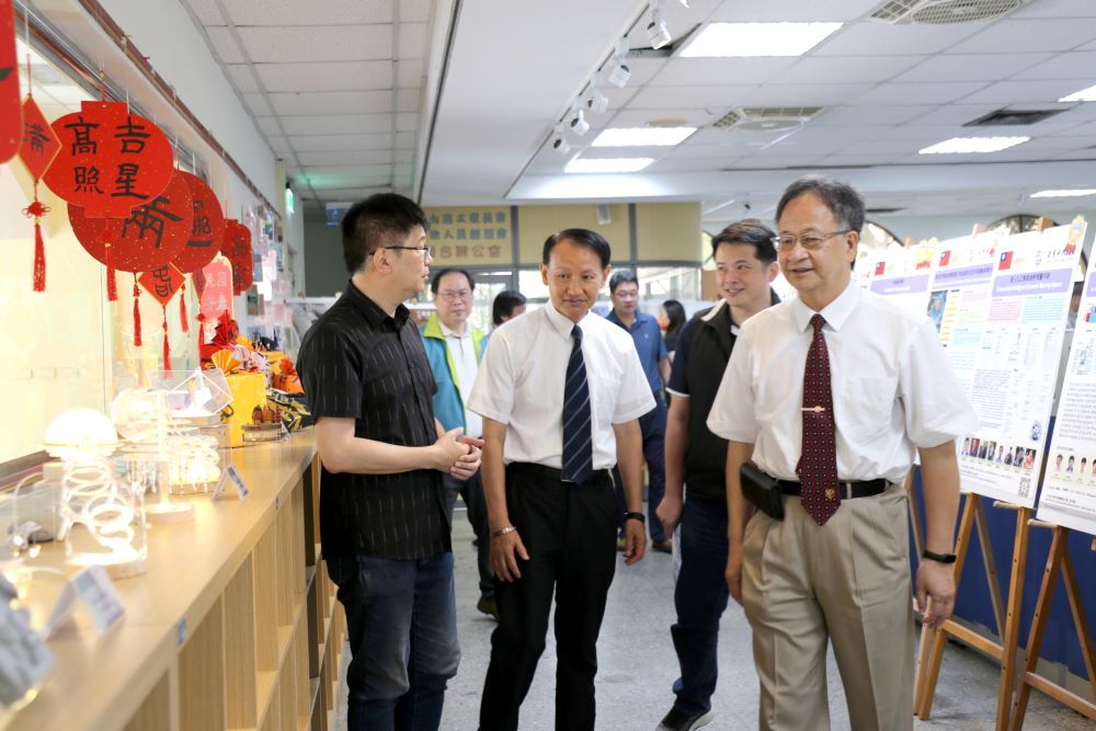 亞東科大、新北高工跨域跨遇展 想像無限連結未來 4 《圖說》工商業設計系展出作品導覽說明。〈亞東科大提供〉