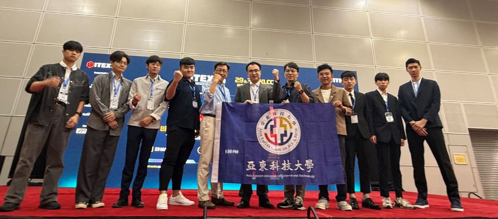出征ITEX 2025智慧醫療AI創新能量 亞東科大2金2銀 8 《圖說》亞東科大獲獎師生團隊上台領獎,中為台灣發明商品促進協會施養隆會長。〈亞東科大提供〉