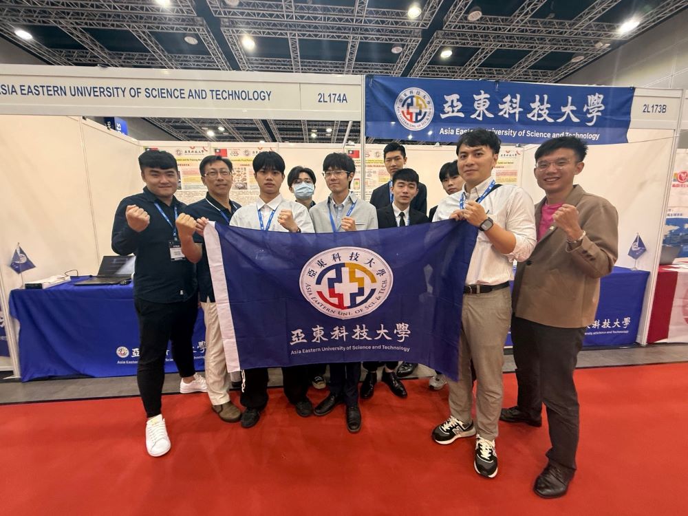 出征ITEX 2025智慧醫療AI創新能量 亞東科大2金2銀 9 《圖說》亞東科大參展團隊合影(左二通訊系賴金輪教授、右一電子系陳暐迪講師、亞東科大研發處創新育成及技轉中心梁興皇主任。〈亞東科大提供〉