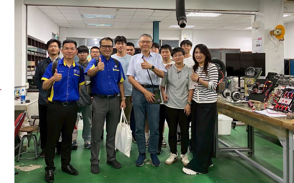 新階段合作再出發 亞東科大與UniMAP續簽MOU 7 《圖說》UniMAP教師參觀亞東科技大學機械系車輛引擎系統實驗室。〈亞東科大提供〉