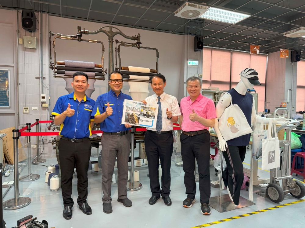 新階段合作再出發 亞東科大與UniMAP續簽MOU 6 《圖說》UniMAP教師參觀亞東科技大學機能時尚紡織品研發中心。〈亞東科大提供〉