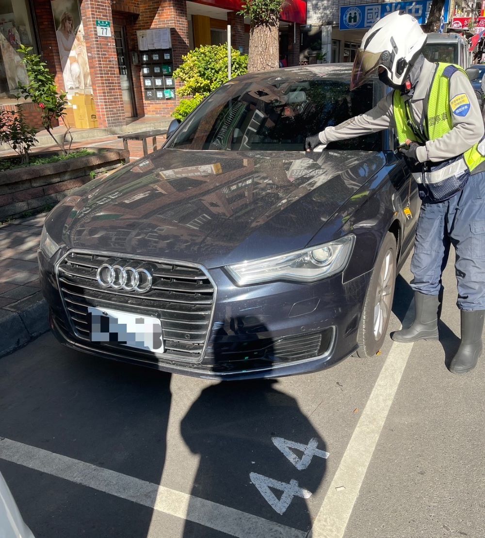 端午連續假期 新北路邊停車格暫停收費 6 《圖說》管理員開單收費。〈交通局提供〉