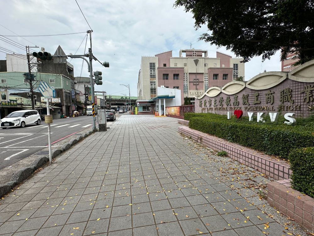 國中會考5/17登場 新北部分考場周邊臨停接送 5 《圖說》鶯歌區鶯歌工商路側人行道。〈交通局提供〉