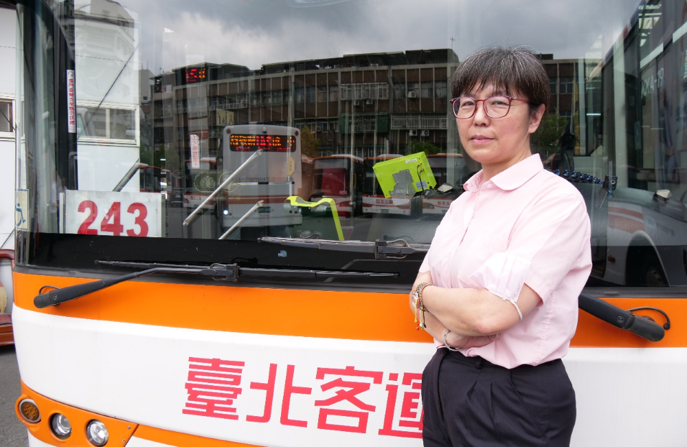 樂在工作 公車媽媽駕駛打拚運轉手人生 6 《圖說》開公車有14年資歷的張嘉蕙。〈交通局提供〉