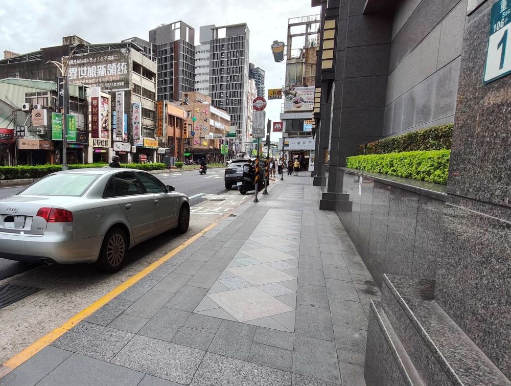接送、送貨更方便 新北逾5,600處黃線、526格卸貨格 2 《圖說》黃線臨時停車。〈交通局提供〉