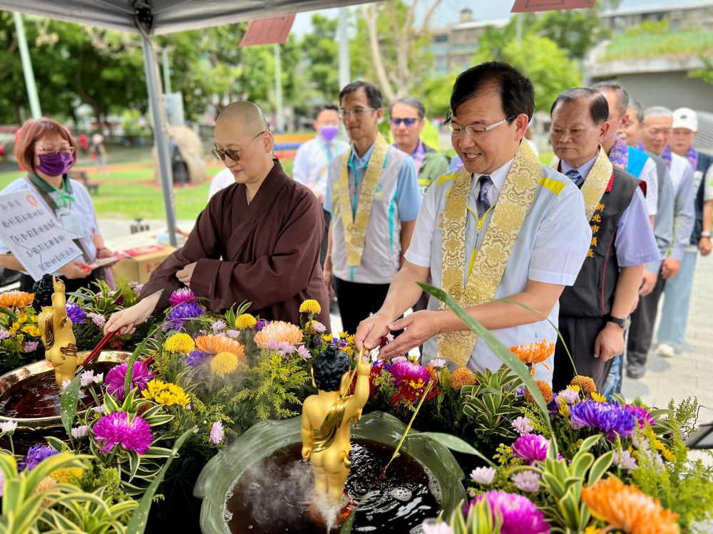 國際佛誕文化節 新北贈佛光山板橋講堂「弘法利生」 4 《圖說》下週一為農曆四月初八為佛誕日,林耀長與顯月法師一同浴佛慶佛誕。〈民政局提供〉