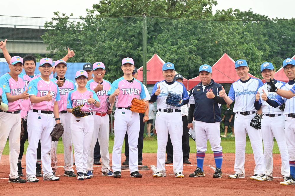 世壯運慢速壘球雙北大戰 侯友宜身手優異攻防俱佳 1 《圖說》雙北世壯運慢速壘球今日雙北大戰!新北市長侯友宜與新北隊合影。〈體育局提供〉