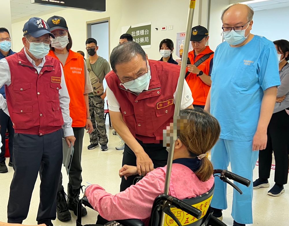 再度探視傷者 侯:保障被害者協助求償 2 《圖說》侯友宜市長昨日於車禍事發第一時間立即前往醫院探視傷者及家屬資料照。〈新聞局提供〉