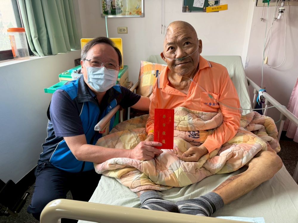 《圖說》八德榮家主任酆世俊(左)端節前夕訪視慰問住院榮民溫暖支持。〈八德榮家提供〉