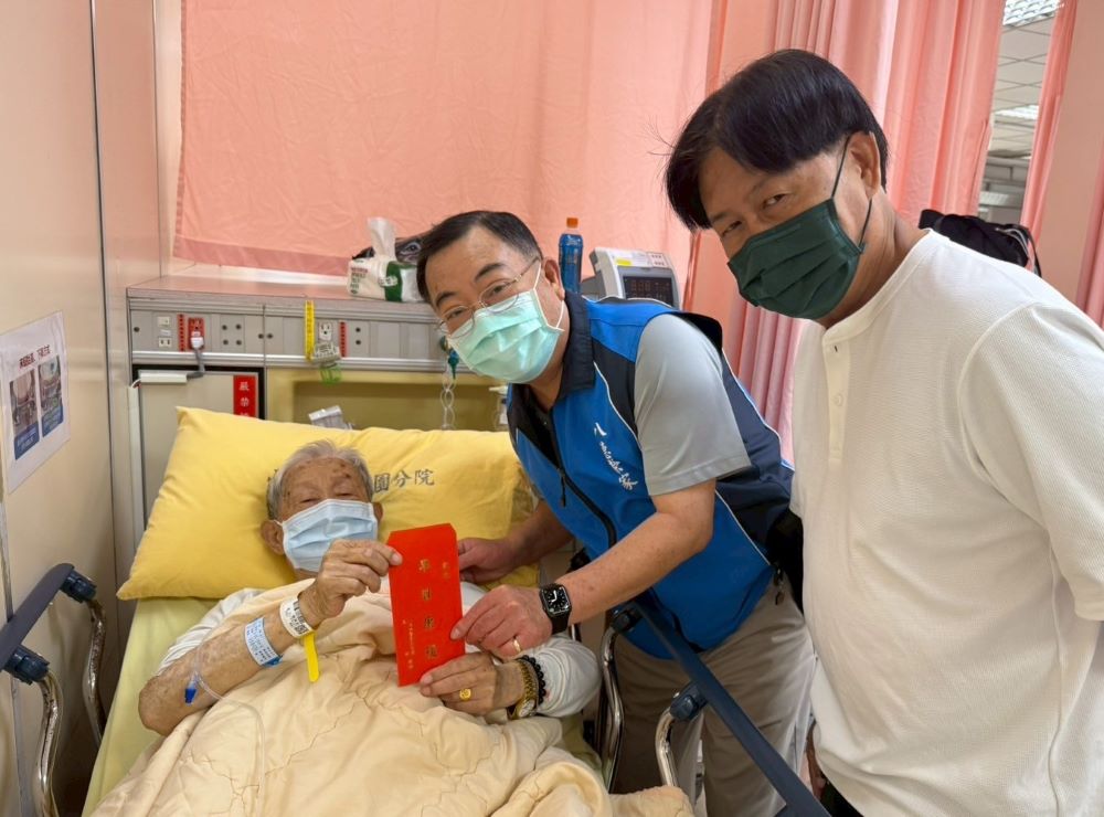 《圖說》八德榮家副主任程釋鋒(中)端節前夕溫馨關懷住院榮民。〈八德榮家提供〉