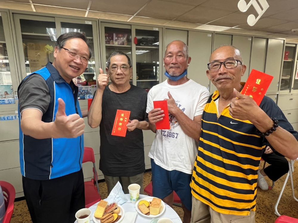 端午飄粽香 八德榮家自治幹部座談傳溫情 1 《圖說》八德榮家主任酆世俊〈左1〉祝福自治幹部端午佳節愉快。〈八德榮家提供〉
