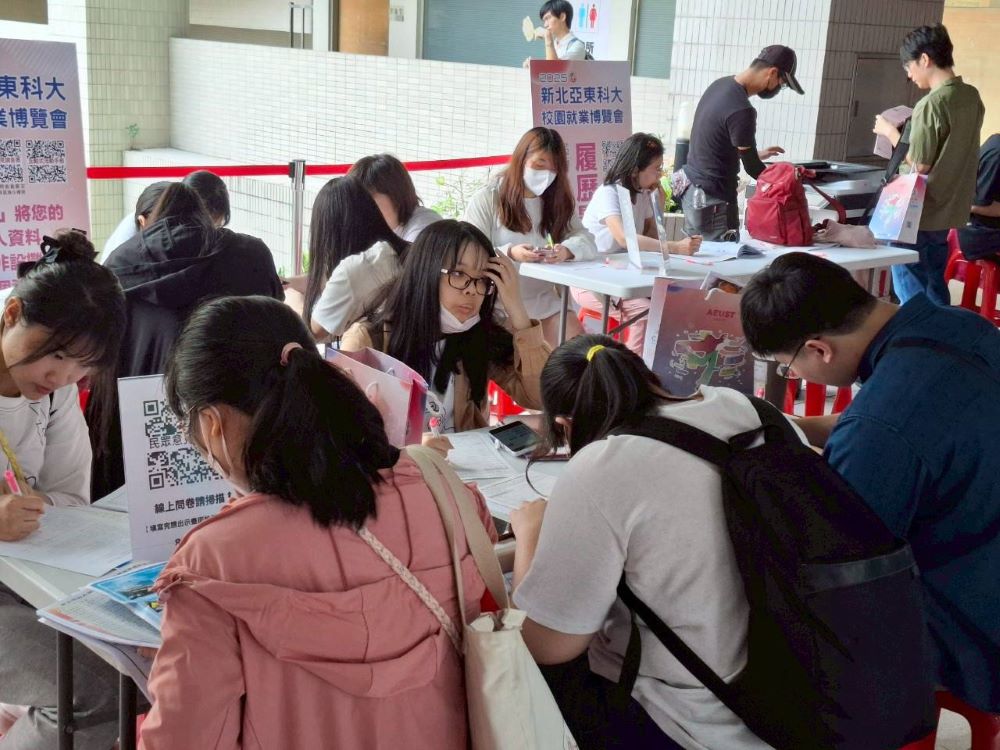 亞東科大初媒合率50.2% 新北校園就博圓滿落幕 4 《圖說》學生踴躍填寫履歷。〈勞工局提供〉