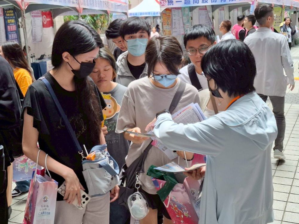 亞東科大初媒合率50.2% 新北校園就博圓滿落幕 2 《圖說》學生熱情參加就博會。〈勞工局提供〉