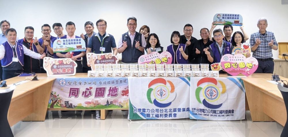 歡慶母親節 台電北北區處祝福同仁幸福美滿 5 《圖說》台電台北北區營業處長許一女〈中〉今日偕同台電工會第36分會、職工福委會及同心園地志工前往各部門向同仁獻上誠摯祝福。〈北北區處提供〉