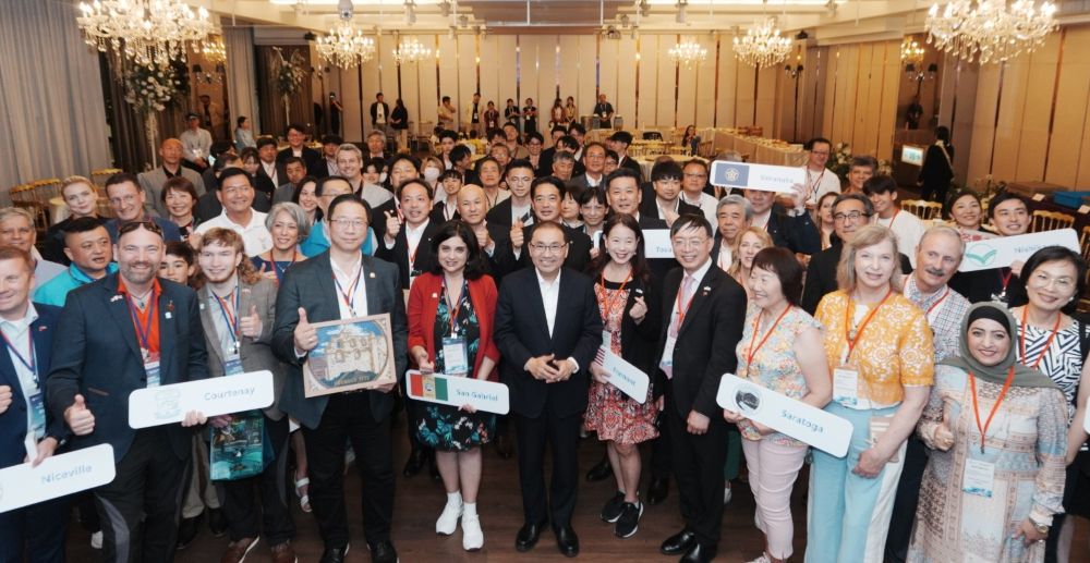國際友人支持世壯運 侯友宜邀訪賓走讀府中 2 《圖說》侯友宜市長與各國訪賓合照。〈秘書處提供〉
