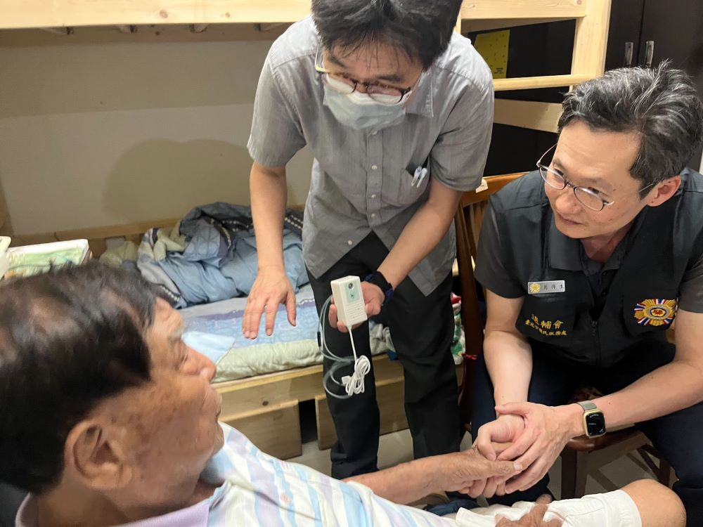 守護長輩零距離 臺北市榮服處遠距照護居家更安全 6 《圖說》葛得生總幹事探訪中山區探訪郝伯伯榮民,瞭解系統安裝後的使用情形與實際效益。〈臺北市榮服處提供〉