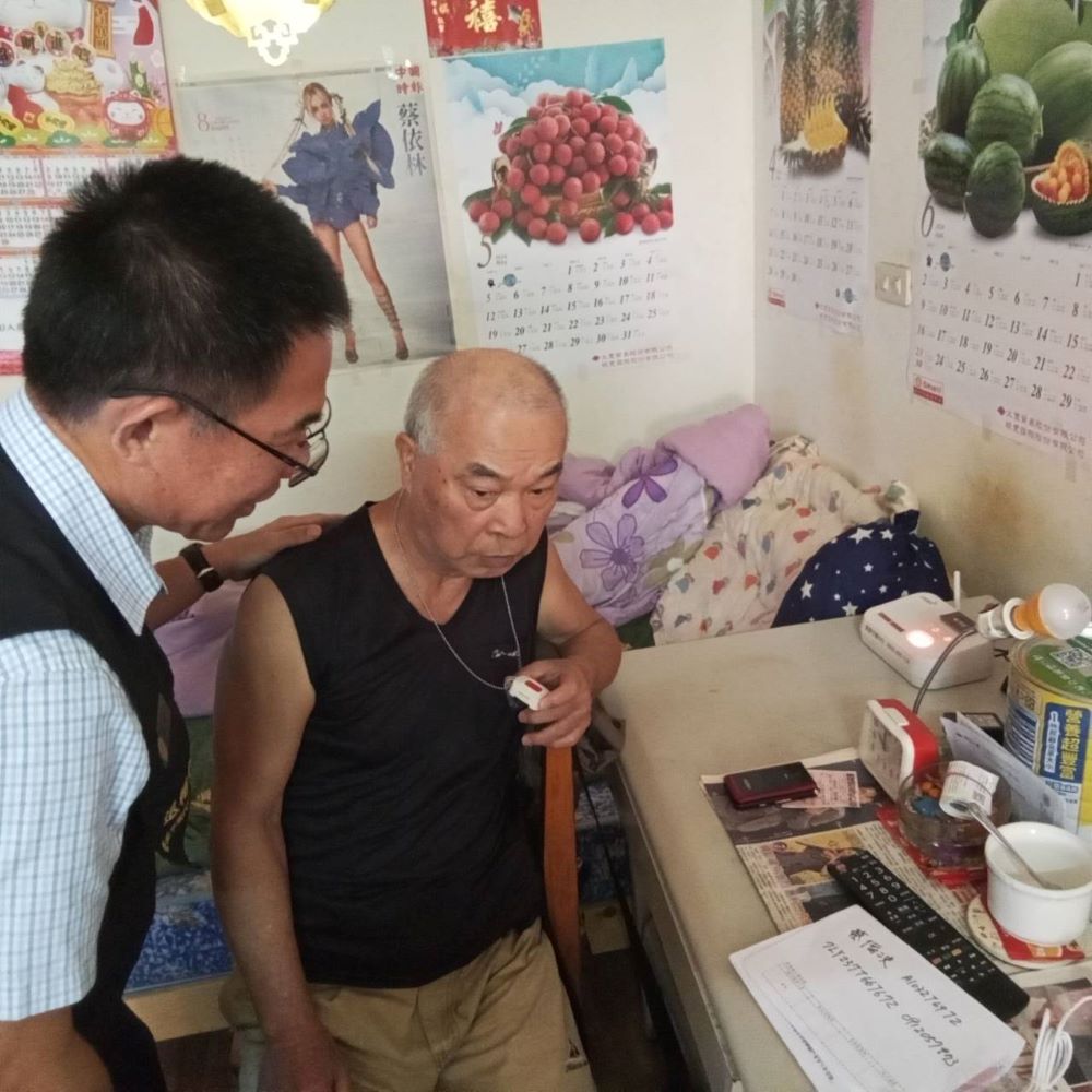 守護長輩零距離 臺北市榮服處遠距照護居家更安全 5 《圖說》臺北市榮民服務處長黃信仁親自率領服務團隊,前往萬華區訪視74歲榮民伯伯蔡倫泱,並協助安裝輔導會推動的「遠距居家照顧系統」。〈臺北市榮服處提供〉