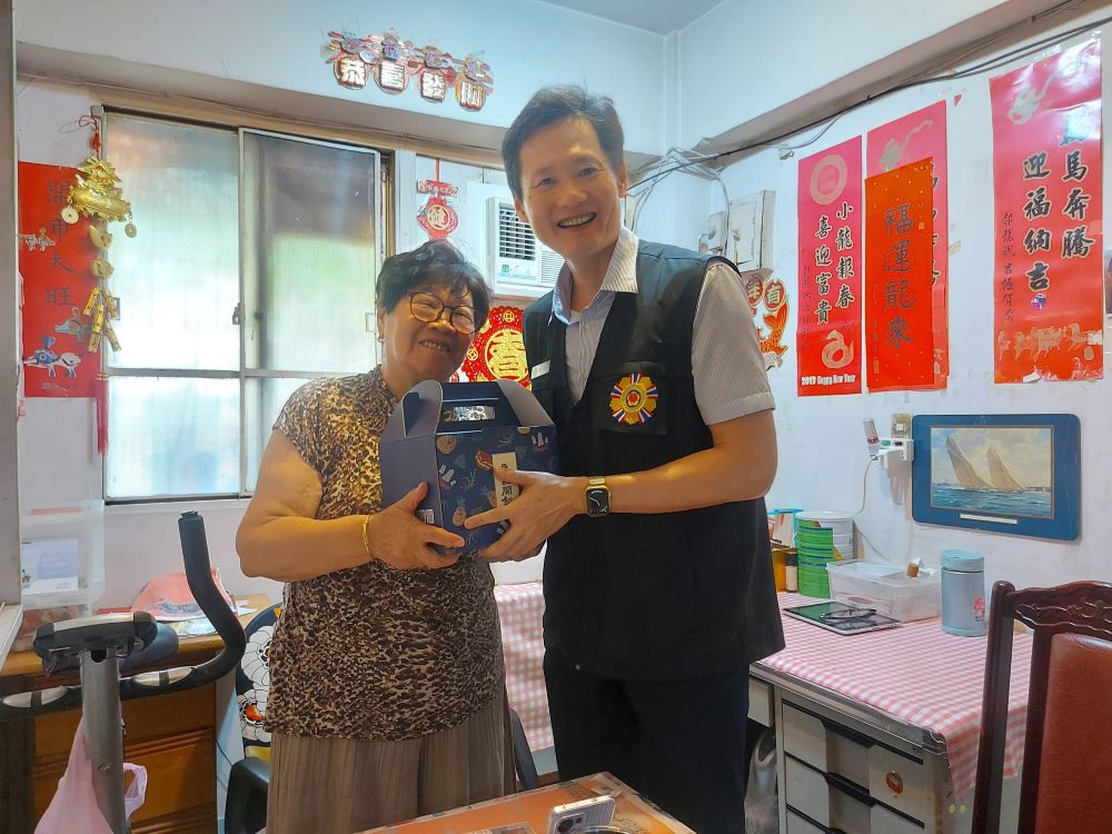 端節關懷 臺北市榮服處「五冠五福粽」傳溫馨 1 《圖說》臺北市榮民服務處總幹事葛得生親自送肉粽至榮民眷手中,傳遞祝福與溫暖。〈臺北市榮服處提供〉