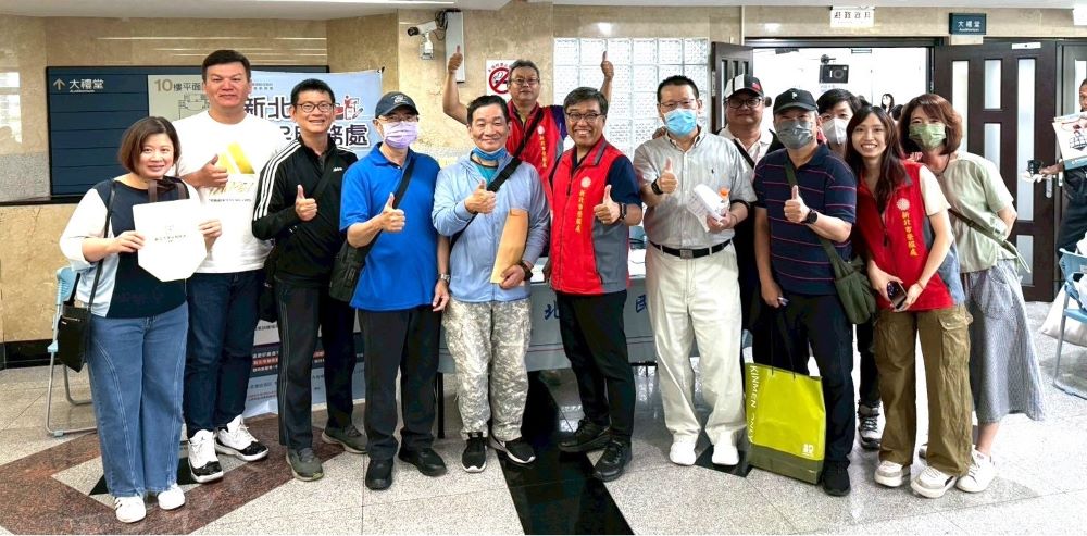 助退除役官兵就業 新北榮攜手市府聯合徵才 1 《圖說》李毓錫副處長(中右1)到場鼓勵同仁,與工作人員及退除役官兵合影。〈新北榮服處提供〉