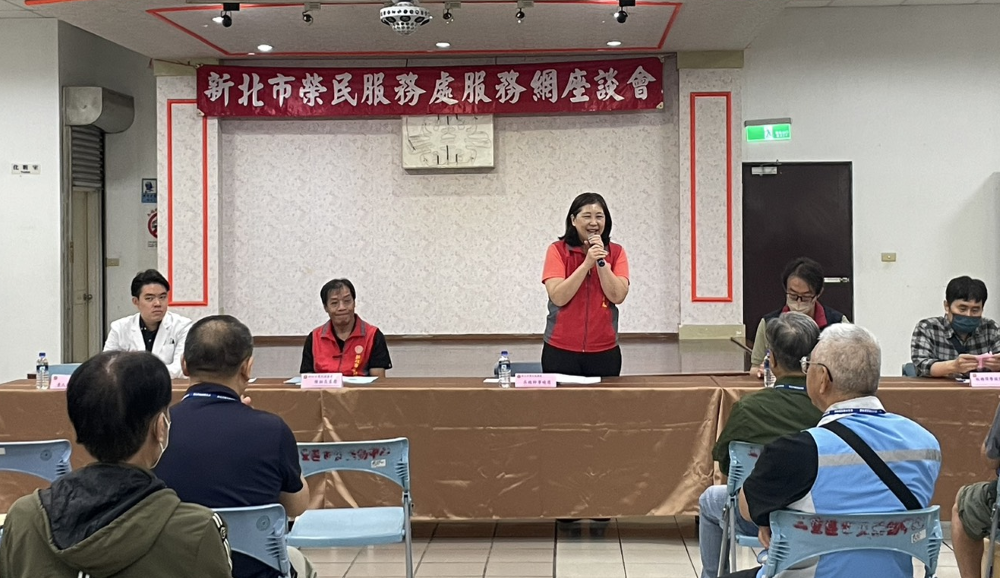 新北榮服處三重、五股座談 即席釋疑獲肯定 1 《圖說》吳曉慧總幹事逐一回答榮民各項建言與解答相關權益釋疑。〈新北榮處提供〉