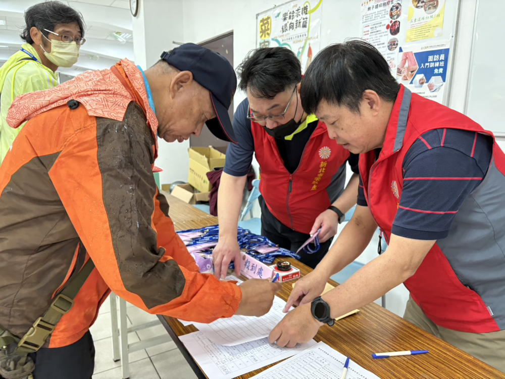 新北榮服處三重、五股座談 即席釋疑獲肯定 3 《圖說》榮服處工作人員用心接待退除役官兵完成報到。〈新北榮處提供〉