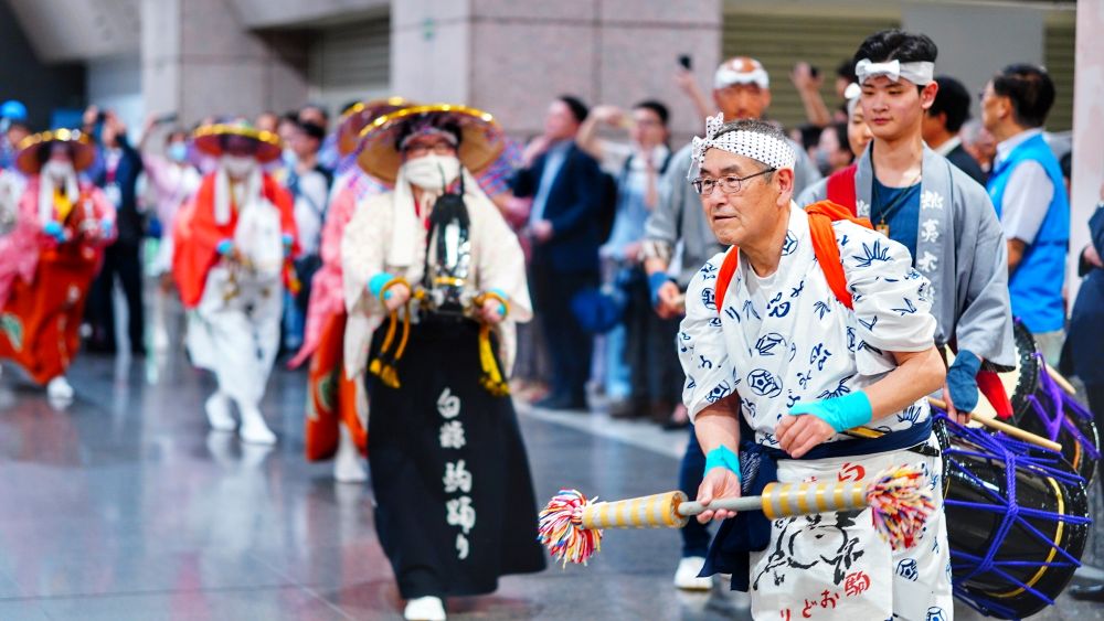 國際友人支持世壯運 侯友宜邀訪賓走讀府中 1 《圖說》北海道白糠町訪團在板橋車站帶來精彩的馬舞表演。〈秘書處提供〉