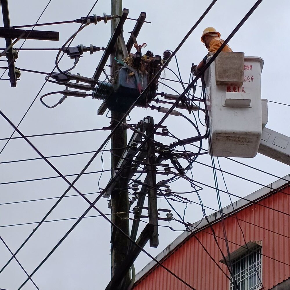 預防勝於搶修 過節用電台電預先準備好 1 《圖說》台電北南區處巡檢人員於巡檢過程中清除設備上的鳥巢,避免異物造成跳脫或停電事故,確保供電安全。〈北南區處提供〉