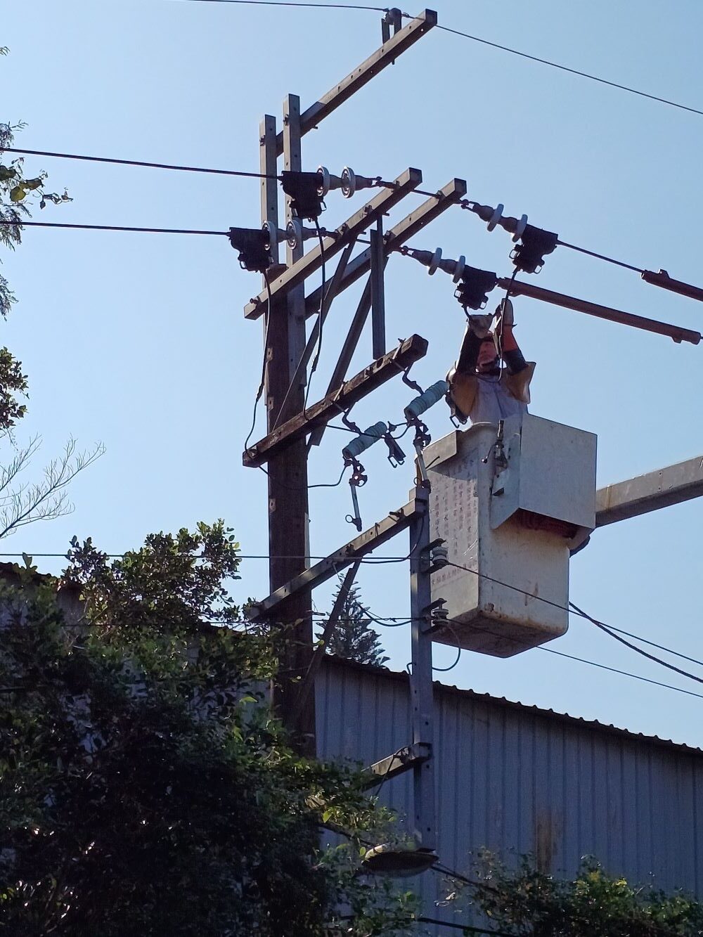 預防勝於搶修 過節用電台電預先準備好 3 《圖說》台電北南區處巡檢人員執行計畫性更換老舊開關作業,強化電網韌性,預防突發停電。〈北南區處提供〉