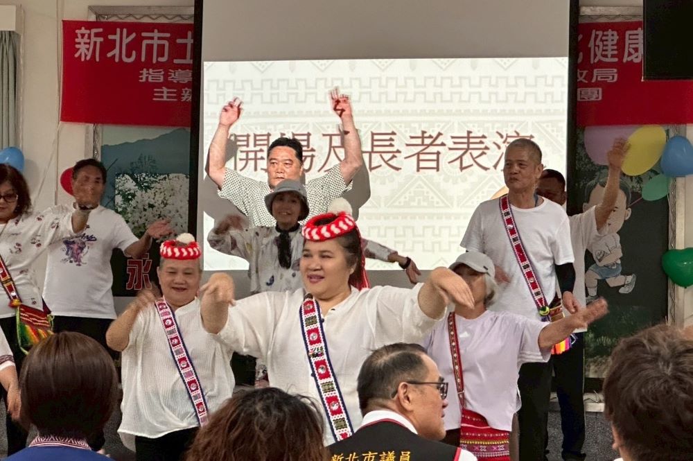 不僅交流更有歸屬感 土城區瑪舞懀文健站揭牌 8 《圖說》文健站長者表演。〈原民局提供〉