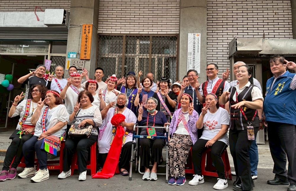 不僅交流更有歸屬感 土城區瑪舞懀文健站揭牌 6 《圖說》土城區瑪舞懀文健站揭牌合照,第二排中為原民局長林瑋茜。〈原民局提供〉
