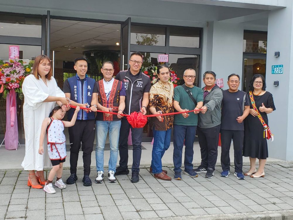 都市中的原民文創亮點 溪洲園區特色賣店餐廳開幕 2 《圖說》慕谷慕魚原住民人文餐廳揭牌合照。〈原民局提供〉
