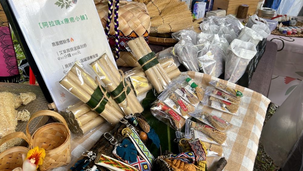 動手做原民無毒野菜粽 三峽Lipahak市集粽香新風味 8 《圖說》運用Lipahak農園艾草等植物製作薰香與吉祥掃吊飾,療癒又充滿祝福。〈原民局提供〉