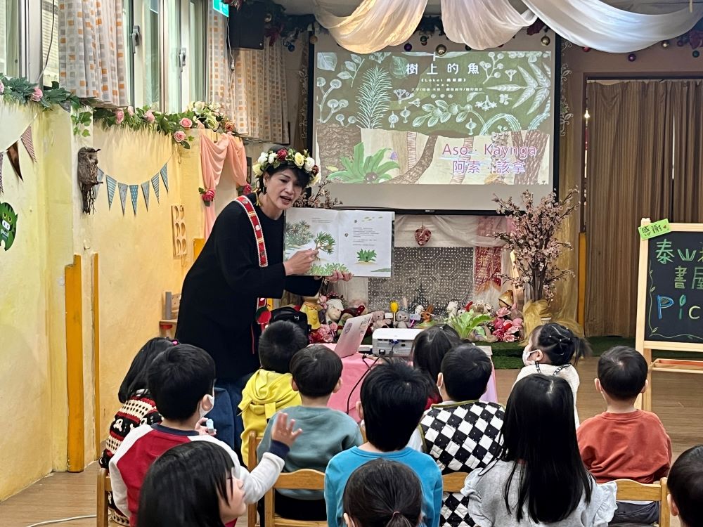 播種原民文化 picul泰山森林書屋甄選說故事老師 5 《圖說》說故事老師跟小朋友分享阿美族的傳說故事。〈原民局提供〉
