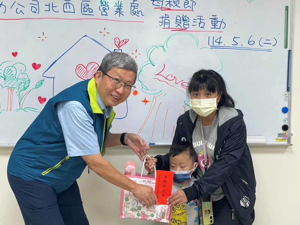 關懷弱勢媽媽提前過節 台電愛心遍及各角落 3 《圖說》柴建業處長致贈媽媽們母親節蛋糕與康乃馨。〈台電北西區處提供〉
