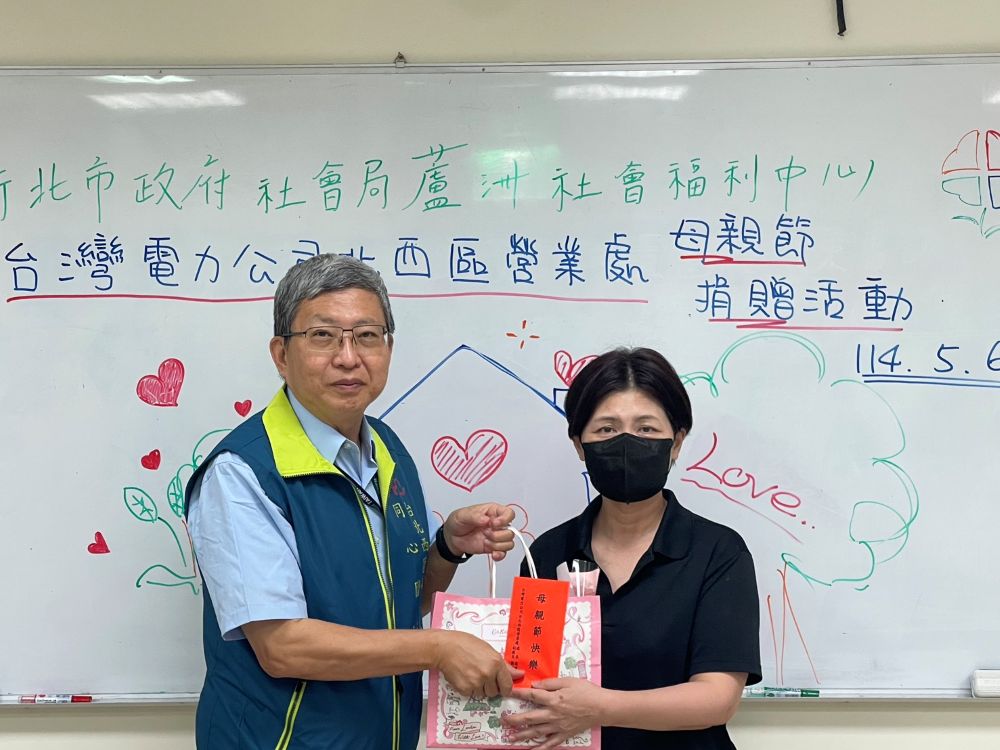 關懷弱勢媽媽提前過節 台電愛心遍及各角落 2 《圖說》柴建業處長致贈媽媽們母親節蛋糕與康乃馨。〈台電北西區處提供〉