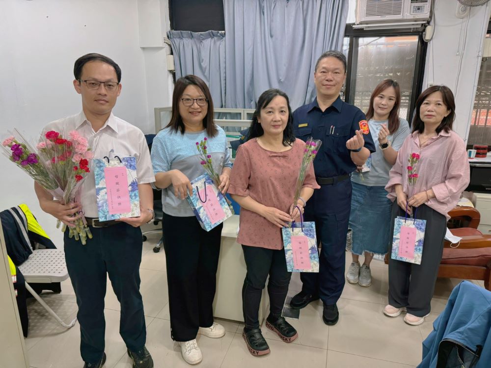 致贈康乃馨花束保健食品 中和分局祝母親節快樂 1 《圖說》中和分局長陳宇桓今日於母親節前夕,贈送給各單位的母親同仁們康乃馨花束及保健食品禮盒贈。〈中和分局提供〉