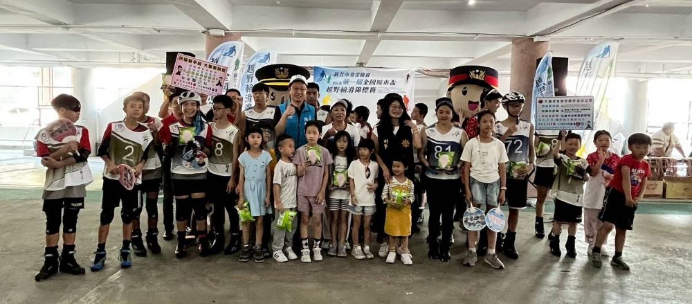 中和警犯罪預防團隊教防詐 越野輪滑小選手踴躍搶答 2 《圖說》中和警分局犯罪預防團隊參加中和南山烘爐地福德宮「2025年Roller Ski全國城市盃越野輪滑錦標賽」合影。〈中和分局提供〉