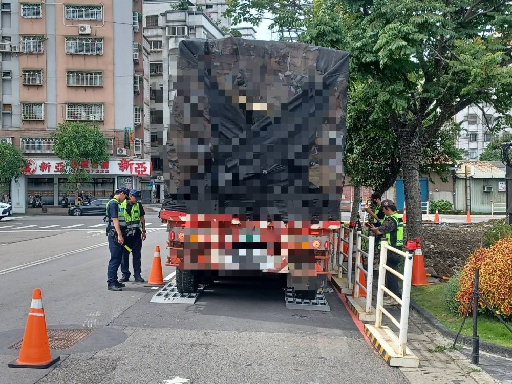 運用活動地磅攔查大型車 中和警攔查超載祭利器 1 《圖說》中和警為強化交通安全,降低大型車肇事風險,今日上午針對大型車輛易違規時段及路段加強攔查,以檢視有無超載等各項交通違規。〈中和分局提供〉