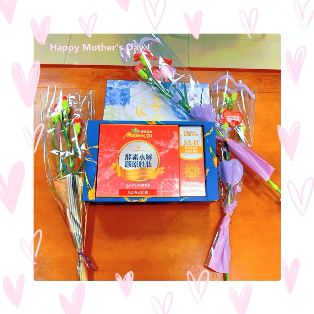 致贈康乃馨花束保健食品 中和分局祝母親節快樂 2 《圖說》中和分局長陳宇桓贈送給各單位母親同仁們的保健食品禮盒贈。〈中和分局提供〉