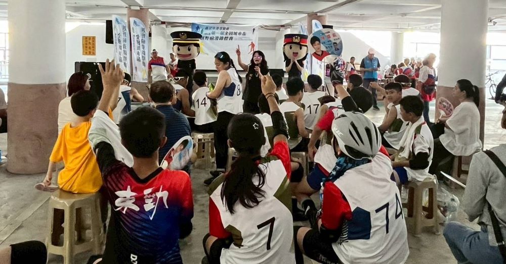 中和警犯罪預防團隊教防詐 越野輪滑小選手踴躍搶答 3 《圖說》可愛的警察大頭娃娃與小選手們互動熱絡。〈中和分局提供〉